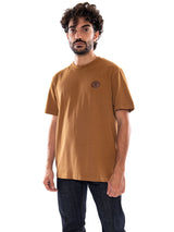 Timberland Leather Badge HW SS Tee Dark Wheat Boot - Camiseta Hombre Marrón Hombre TIMBERLAND