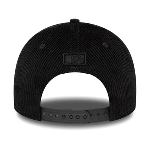 Cord 9FORTY® McCrown Chicago Black - Cappellino con Visiera Uomo Nero<BR/><BR/><BR/><BR/>Materiale: 100% cotone<BR/><BR/><BR/>Struttura: morbida con pannelli classici<BR/><BR/><BR/>Chiusura: regolabile con cinturino posteriore<BR/><BR/><BR/>Visiera  60758924 WHITE SOX BLK NEW ERA 