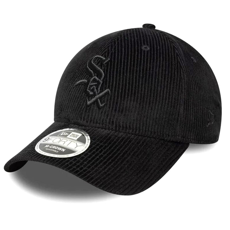Cord 9FORTY® McCrown Chicago Black - Cappellino con Visiera Uomo Nero<BR/><BR/><BR/><BR/>Materiale: 100% cotone<BR/><BR/><BR/>Struttura: morbida con pannelli classici<BR/><BR/><BR/>Chiusura: regolabile con cinturino posteriore<BR/><BR/><BR/>Visiera  60758924 WHITE SOX BLK NEW ERA 